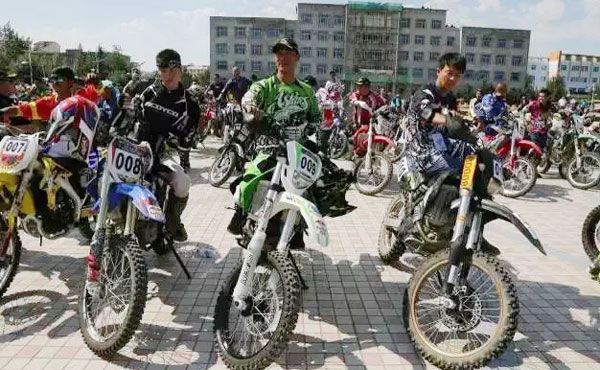 新疆福?！碍h烏倫古湖”摩托車越野賽，鑫源摩托奪冠