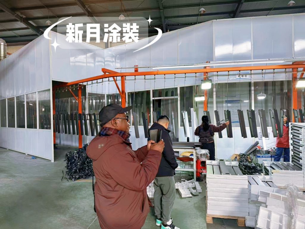 中非合作共啟新篇!非洲客戶蒞臨新月涂裝噴涂設備廠家考察 中非合作共啟新篇!非洲客戶蒞臨新月涂裝噴涂設備廠家考察